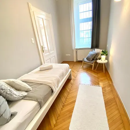 Free Parking + 4bdr + 3baths! + 5* Location Будапешт