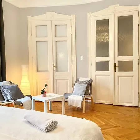 Апартаменты Free Parking + 4bdr + 3baths! + 5* Location