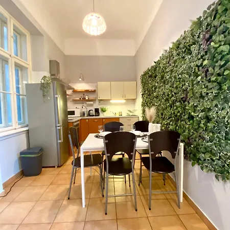 Free Parking + 4bdr + 3baths! + 5* Location Апартаменты *