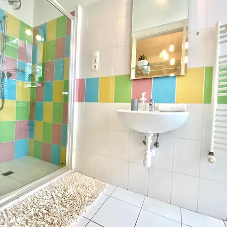 Free Parking + 4bdr + 3baths! + 5* Location Daire