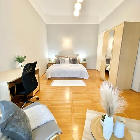 Free Parking + 4bdr + 3baths! + 5* Location Daire Budapeşte