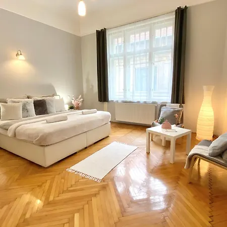 Apartment Free Parking + 4bdr + 3baths! + 5* Location Budapest