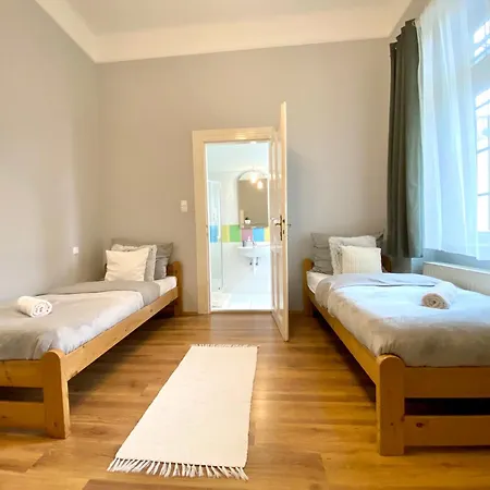 Free Parking + 4bdr + 3baths! + 5* Location * Budapeşte