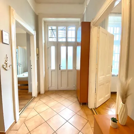 Free Parking + 4bdr + 3baths! + 5* Location Daire Budapeşte