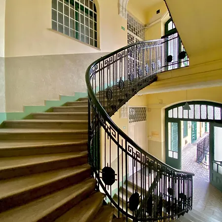 شقة Free Parking + 4bdr + 3baths! + 5* Location بودابست