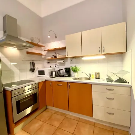 Free Parking + 4bdr + 3baths! + 5* Location * Budapešť