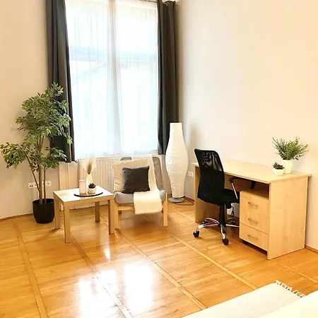 Free Parking + 4bdr + 3baths! + 5* Location Apartmán *